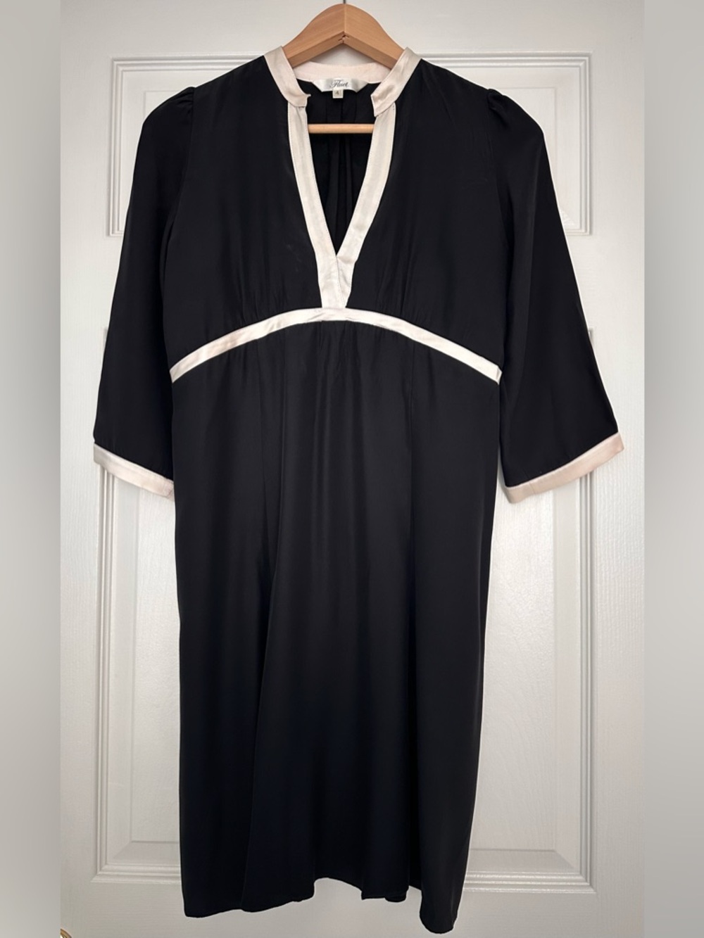 Fluet Los Angeles 100% Silk Midi Dress Black Ivory Trim V-Neck Size 4